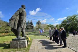 Добрич - Паметник на загиналите във Втората световна война - поклонение