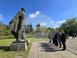 Добрич - Паметник на загиналите във Втората световна война - поклонение