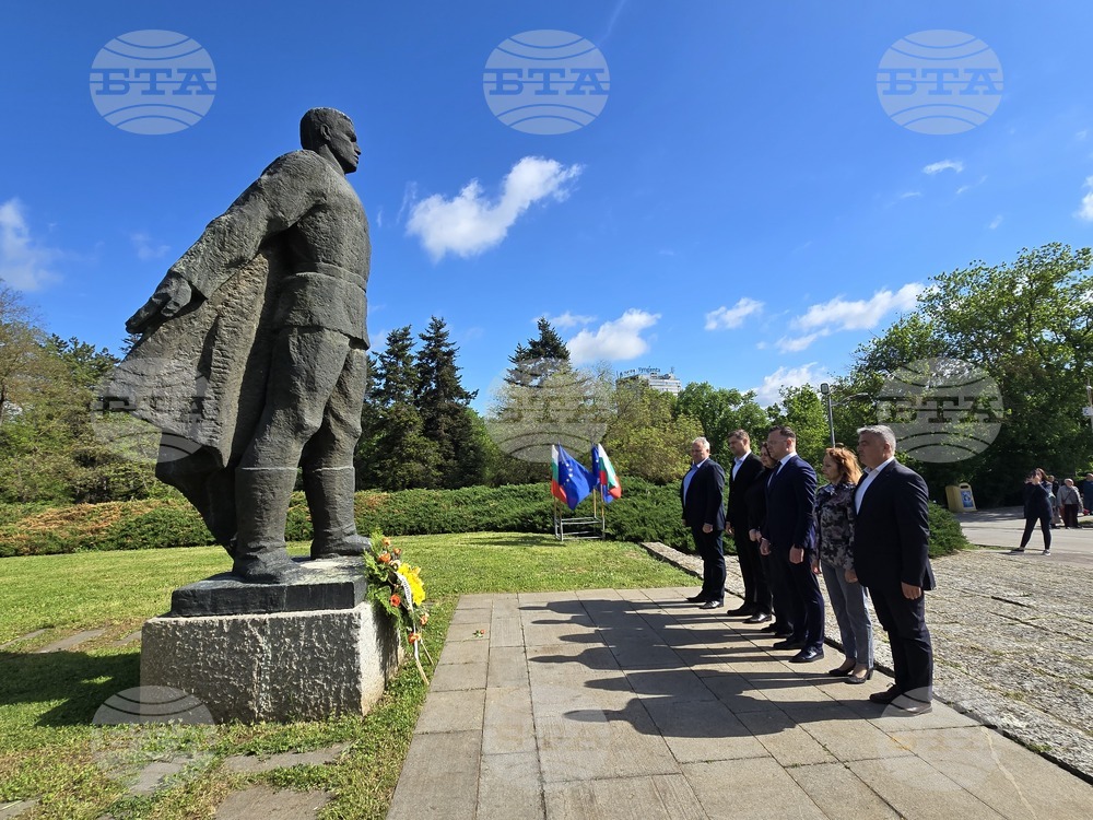 Добрич - Паметник на загиналите във Втората световна война - поклонение