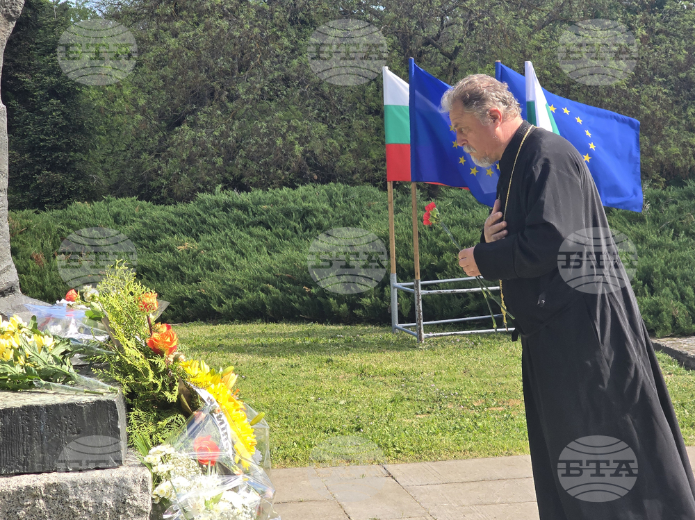 Добрич - Паметник на загиналите във Втората световна война - поклонение
