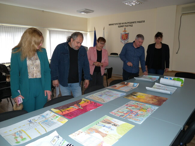 Шест творби на ученици от Разград са класирани за националния етап на конкурса „Аз и Детското полицейско управление“ 