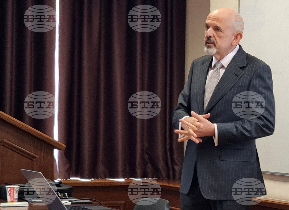 Central Bank Governing Council Member Lingorski Says Euro Switch Goes as Planned