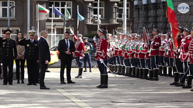 С издигане на знамето на Европейския съюз пред сградата на президентската институция беше отбелязан Денят на Европа