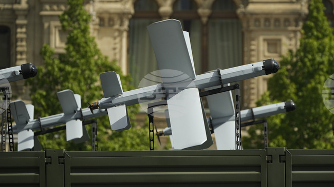 Членове на снимачен екип на германския всекидневник "Велт" бяха ранени при руска атака с дрон край фронтовата линия в Украйна, съобщи Укринформ