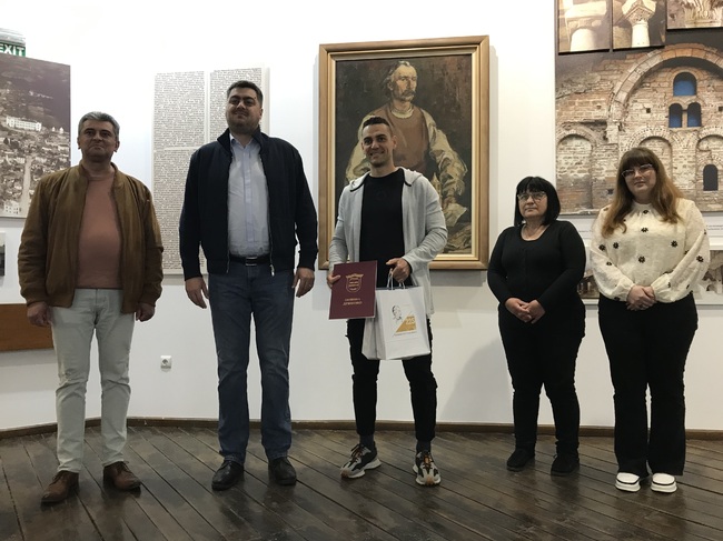 Исторически музей – Дряново: Кметът на Дряново връчи благодарствен адрес на Дарин Маджаров за видео урока, посветен на Колю Фичето
