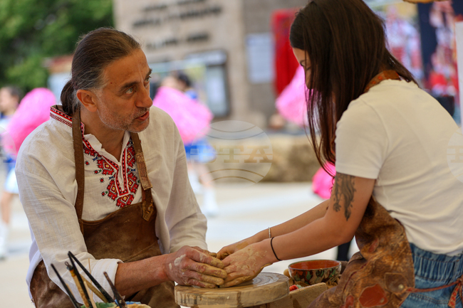 Занаятчии от 12 български града демонстрираха традиционни български занаяти на площад „Македония“ в Благоевград в рамките на „Занаят фест“ 