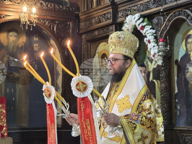Св. Николай е закрилник на всички, които са в немощ и в трудност, каза Видинският митрополит Пахомий