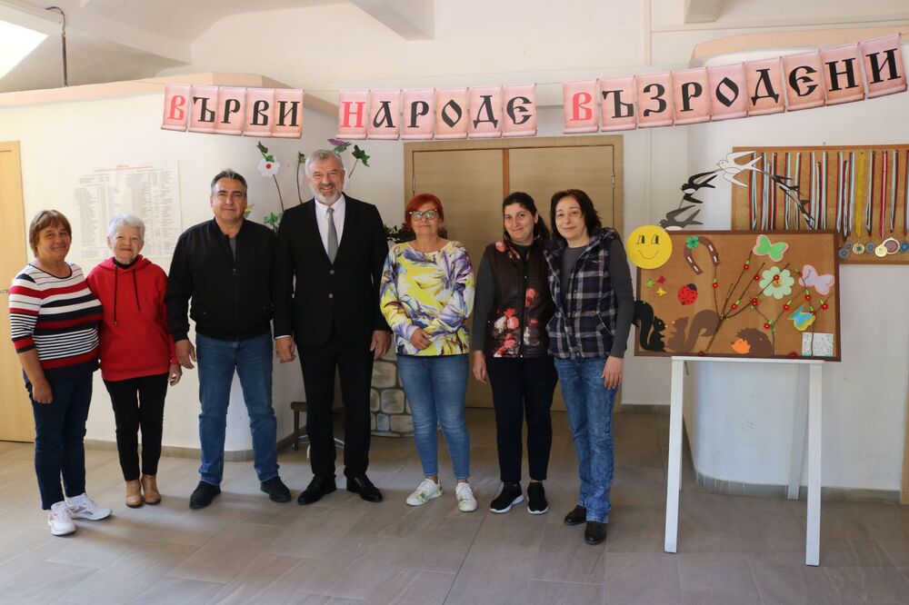 ОА Русе: По случай Деня на Европа две читалища от община Иваново получиха книги от областния управител Драгомир Драганов