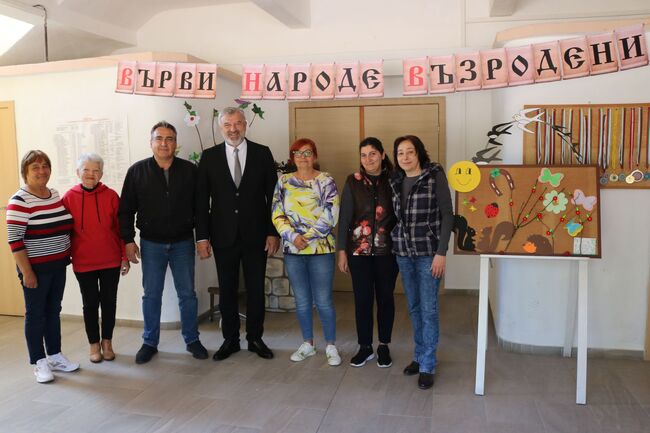 ОА Русе: По случай Деня на Европа две читалища от община Иваново получиха книги от областния управител Драгомир Драганов