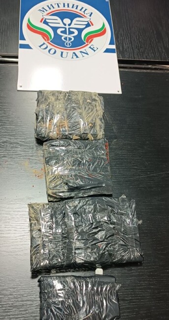 Агенция „Митници“: Митническите служители откриха над 128 000 недекларирани евро в кабината на влекач