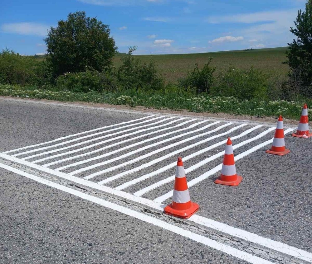 Полага се хоризонтална маркировка в участъка от пътя I-3 край Телиш, където при катастрофа загина 12-годишната Сияна