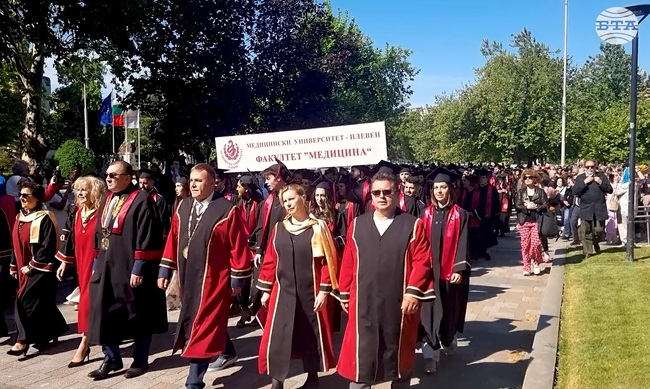 В Медицинския университет в Плевен дипломи получиха 122 млади чуждестранни лекари