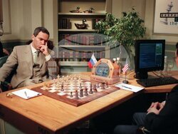 Гари Каспаров обмисля следващия си ход срещу шахматния компютър Deep Blue на IBM