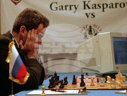 Гари Каспаров обмисля шахматните си ходове