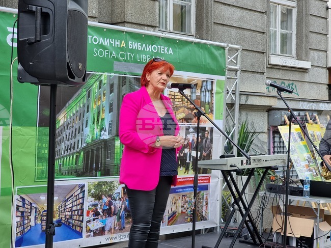 Настояваме за по-високо финансиране заради читателите и за по-високи заплати, каза директорът на Столичната библиотека Юлия Цинзова