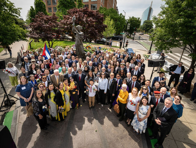Представител на Посолството ни в САЩ участва в церемонията за поднасяне на венци пред Мемориала на жертвите на комунизма във Вашингтон