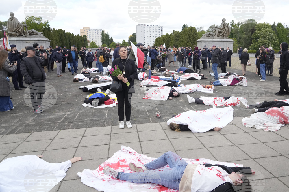 Протестиращи се направиха на мъртви пред съветския мемориал във Варшава