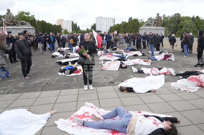 Протестиращи се направиха на мъртви пред съветския мемориал във Варшава