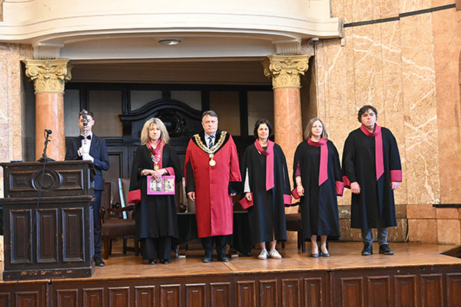 Общо 171 бакалаври и магистри завършиха Факултета по славянски филологии на Софийския университет 