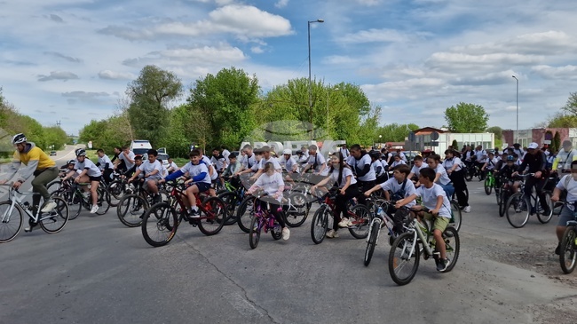Велосипедисти от пет до 66-годишна възраст се включиха в обиколката на обновени с евросредства обекти в Разград