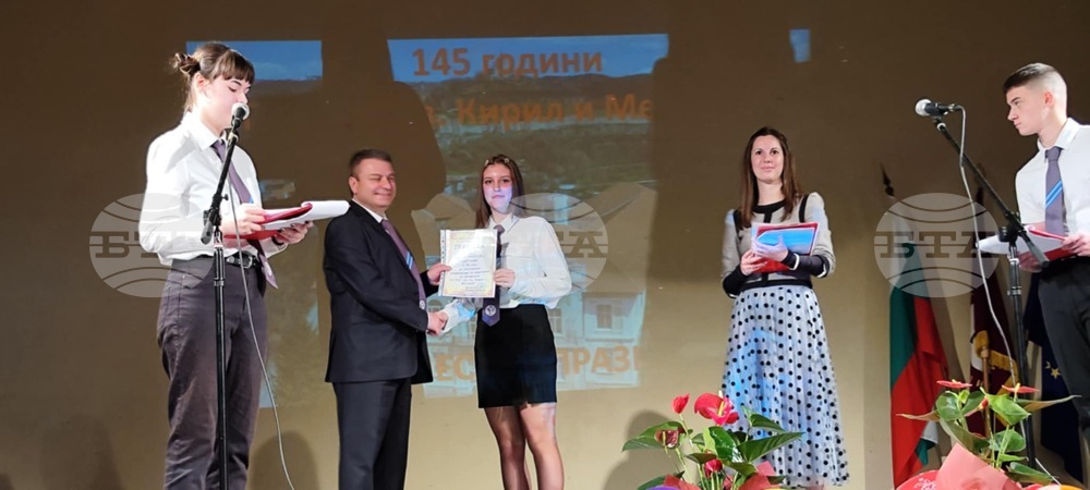 С празничен спектакъл Профилираната хуманитарна гимназия „Св. св. Кирил и Методий“ във Велико Търново отбеляза своята 145-годишнина
