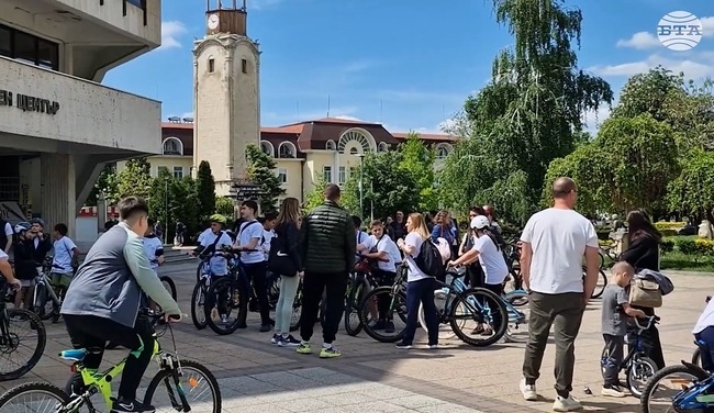 Велосипедисти от пет до 66-годишна възраст се включиха в обиколката на обновени с евросредства обекти в Разград