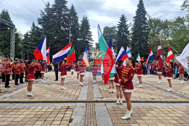 Троян - 45 години Представителен общински младежки духов оркестър с мажоретки