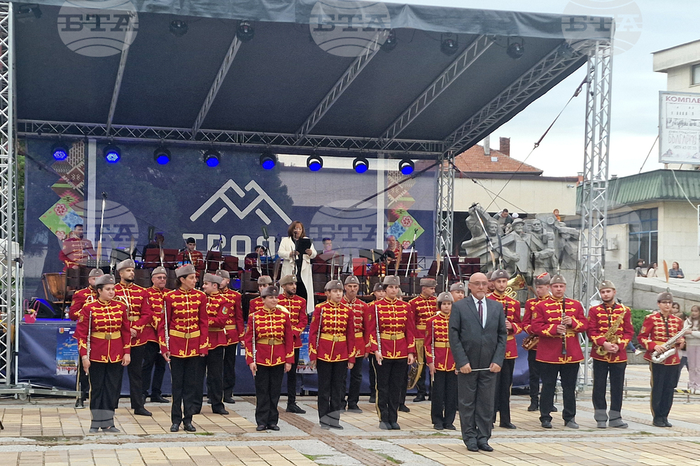 Троян - 45 години Представителен общински младежки духов оркестър с мажоретки