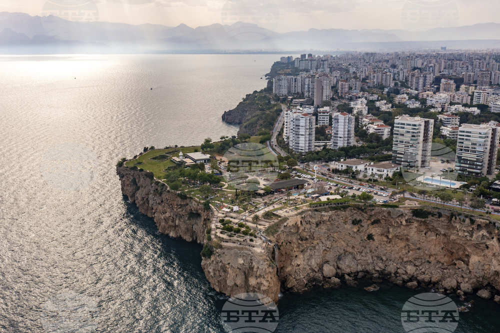 Опозиционният кмет на турския град Анталия е отстранен от длъжност и поставен под арест