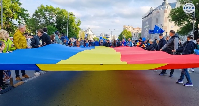 Хиляди участват в мирно шествие в Букурещ в подкрепа на европейските ценности
