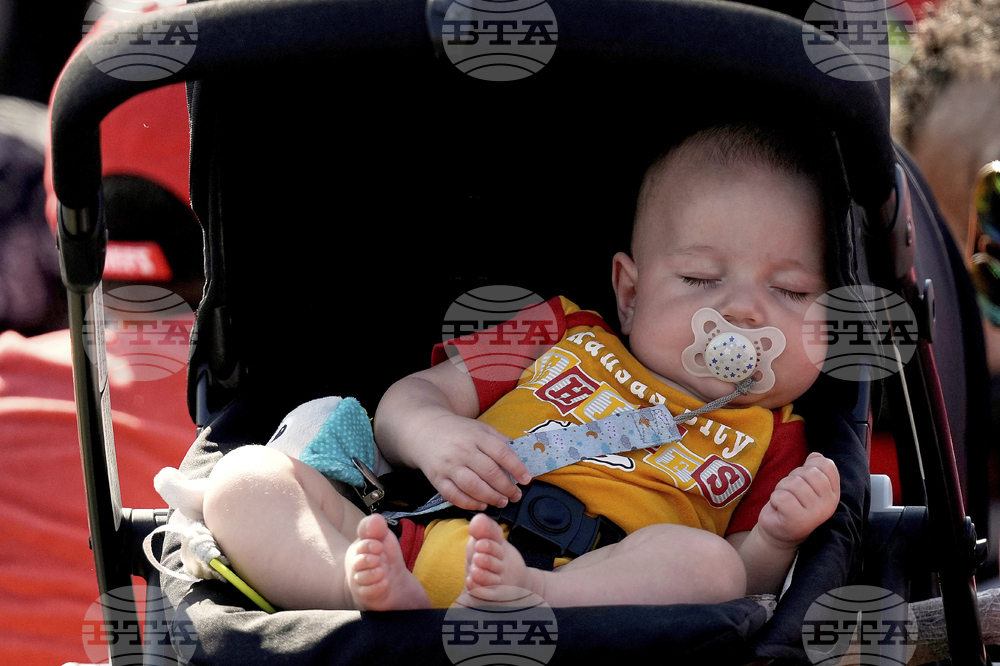 Албанска депутатка отиде заедно с бебето си на заседание на парламентарна комисия, в която участва