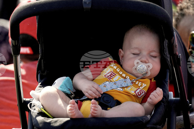 Албанска депутатка отиде заедно с бебето си на заседание на парламентарна комисия, в която участва