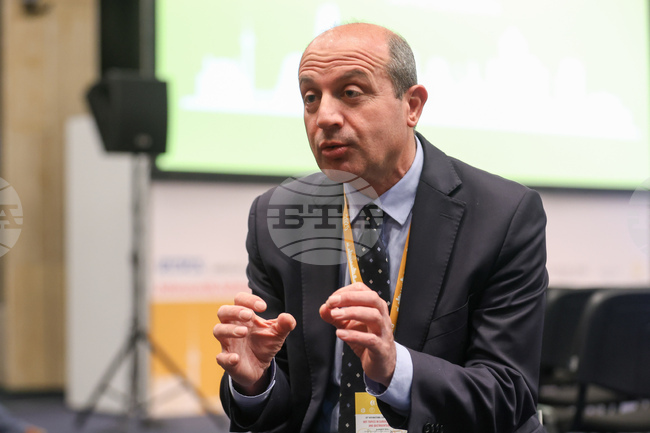 Хирургията в България е на изключително високо ниво, каза френският хирург Сафи Докмак