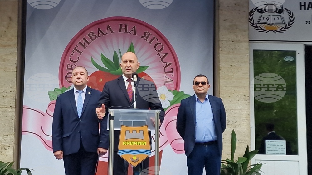 Президентът Румен Радев приветства земеделски производители в третото издание на Фестивала на ягодата в Кричим