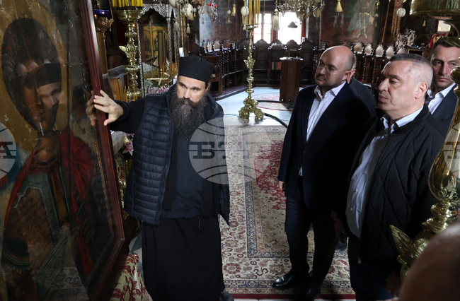  Игуменът на Зографския манастир Гавриил показа на българската делегация чудотворните икони на свети Георги