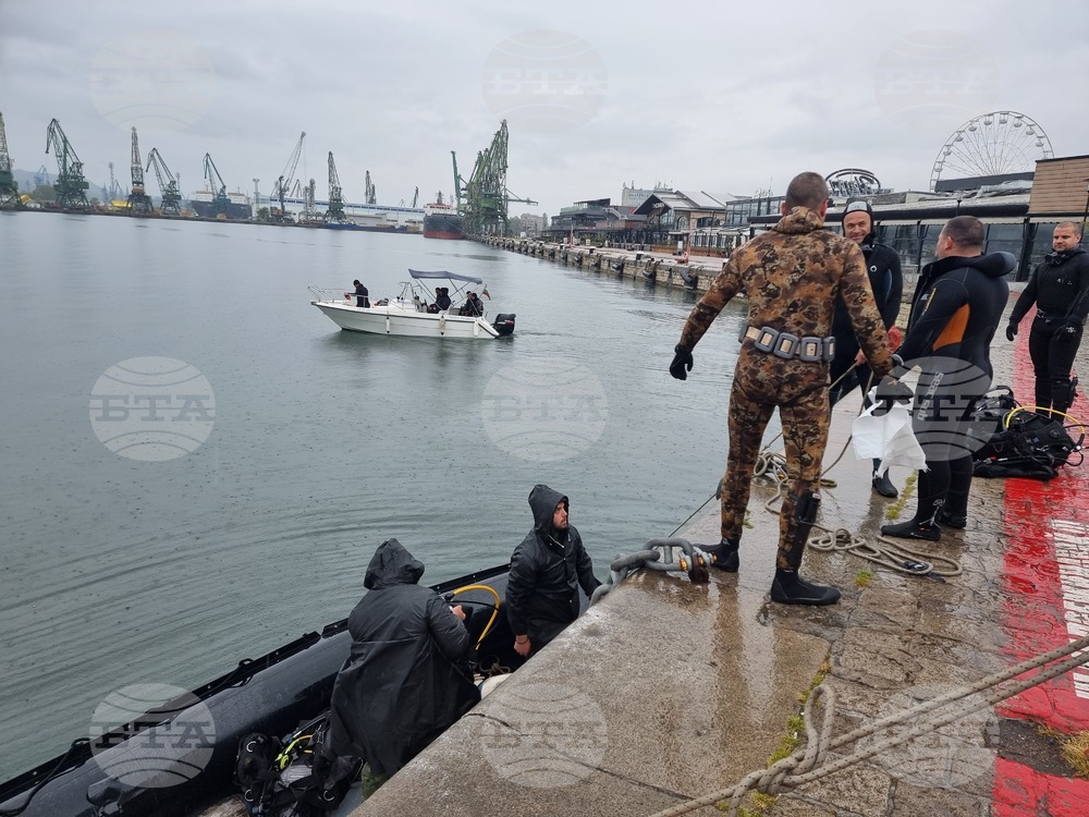 Водолази извадиха близо 15 тротинетки от водата в района на Морската гара във Варна