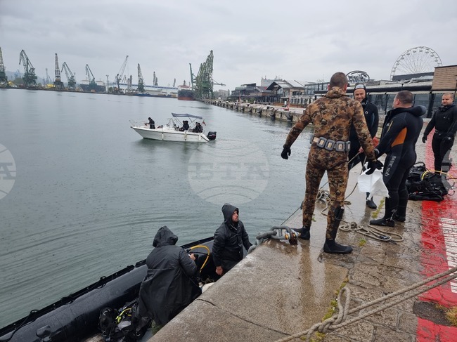 Водолази извадиха близо 15 тротинетки от водата в района на Морската гара във Варна