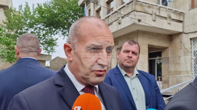 Българските правителства имат ангажимент към договор, сключен с ЕС, но най-големият им ангажимент е към гражданите, коментира президентът Румен Радев