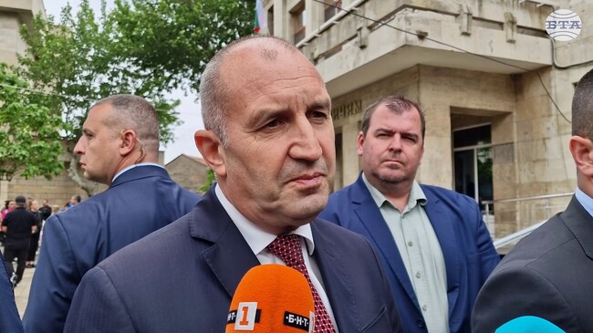 Българските правителства имат ангажимент към договор, сключен с ЕС, но най-големият им ангажимент е към гражданите, коментира президентът Румен Радев
