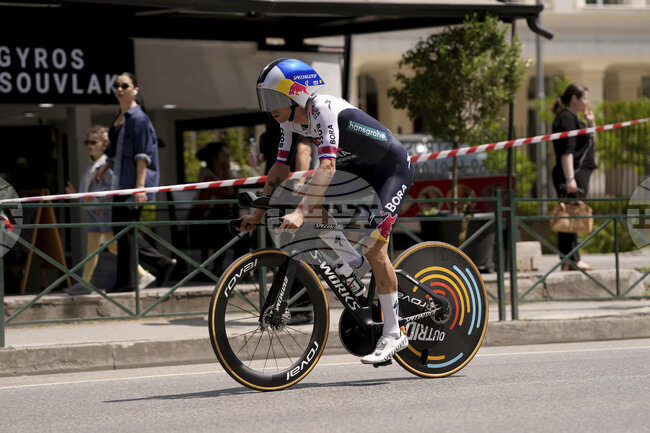 Примож Роглич с падане преди началото на десетия етап от Обиколката на Италия