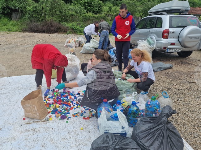 Два буса с капачки и кенчета бяха събрани от кампанията „Капачки за бъдеще“ в Троян