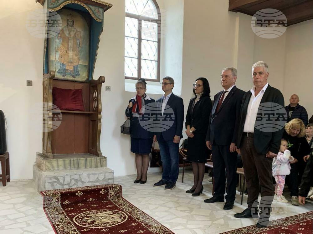 Румен Петков участва в освещаването на възстановената църква „Свети Атанасий“ в село Козар Белене