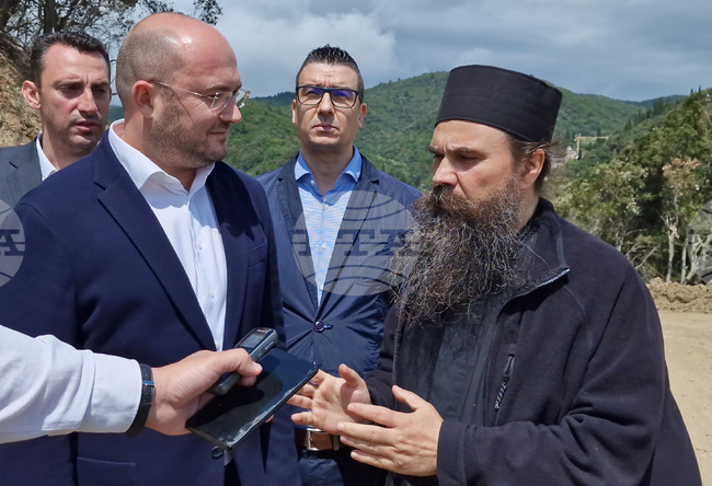 Атонска общност е многонационална и в нея се вижда как се прескачат всички граници, каза игуменът на Зографския манастир Гавриил 