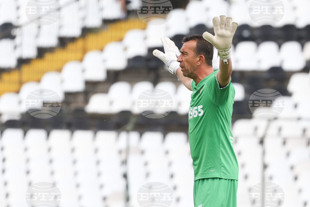 “Най-важното нещо са тренировките и спазването на режим", обясни вратарят Георги Петков, който днес игра на 49-годишна възраст