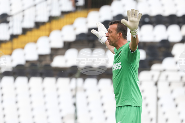 “Най-важното нещо са тренировките и спазването на режим", обясни вратарят Георги Петков, който днес игра на 49-годишна възраст