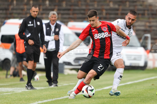 Славия и Локомотив (София) отбелязаха с нулево равенство нов рекорд на вратаря-ветеран Георги Петков