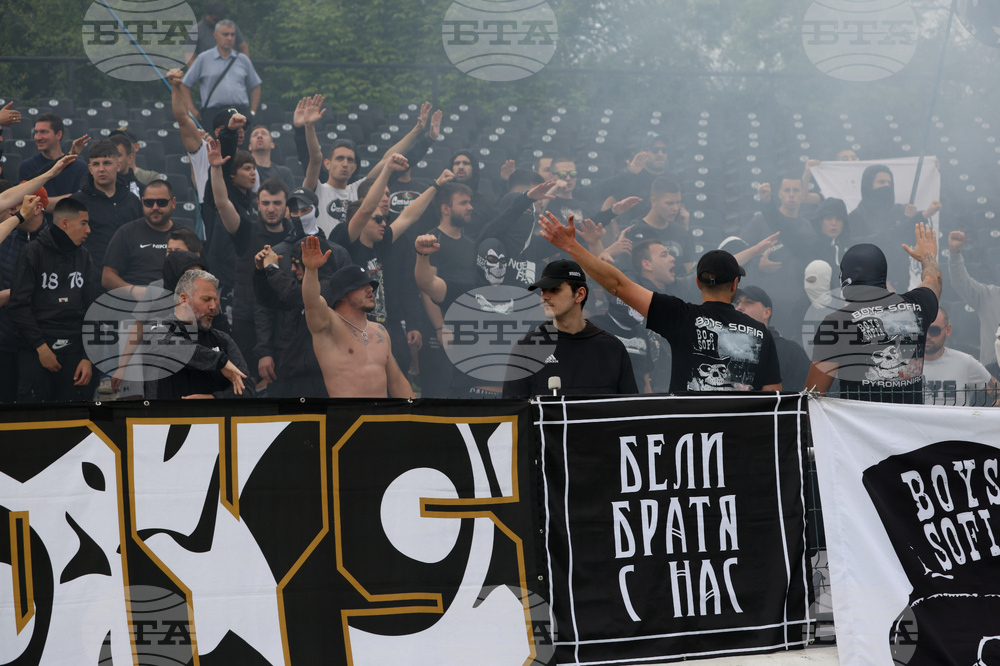 Футболисти и треньори на Славия се противопоставиха на "бруталния и невъздържан начин на простест" от привържениците