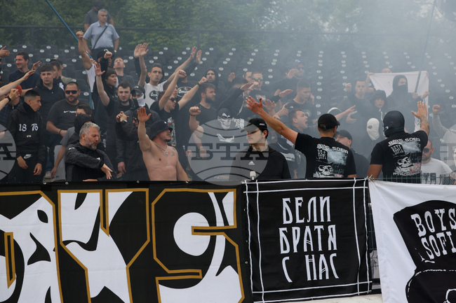 Футболисти и треньори на Славия се противопоставиха на "бруталния и невъздържан начин на простест" от привържениците