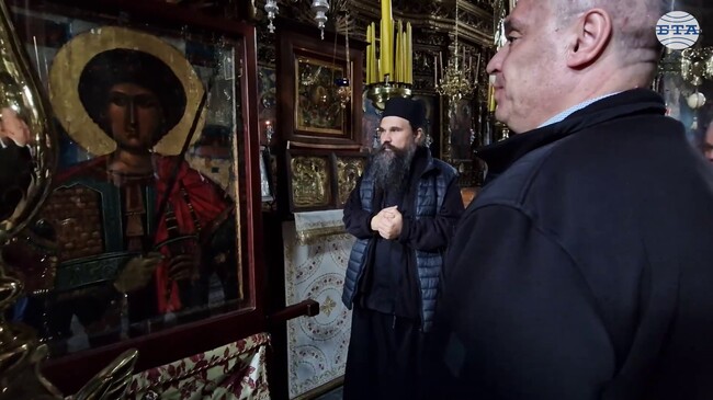 Игуменът на Зографския манастир Гавриил показа на българската делегация чудотворните икона на свети Георги