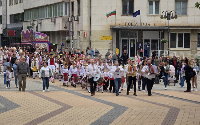 Ловеч - Осми национален фестивал за обработен фолклор „Хоро под Стратеш“